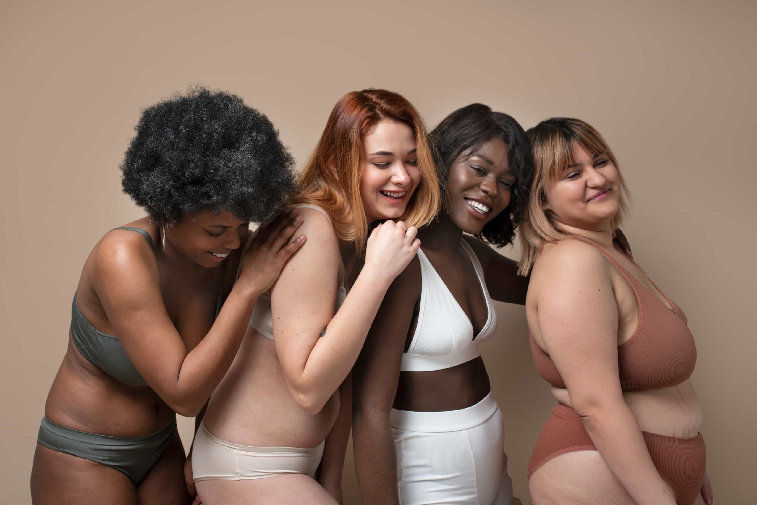 Plano medio de diferentes mujeres posando sonrientes representando las diferentes tallas de Estrena Moda en Cartagena