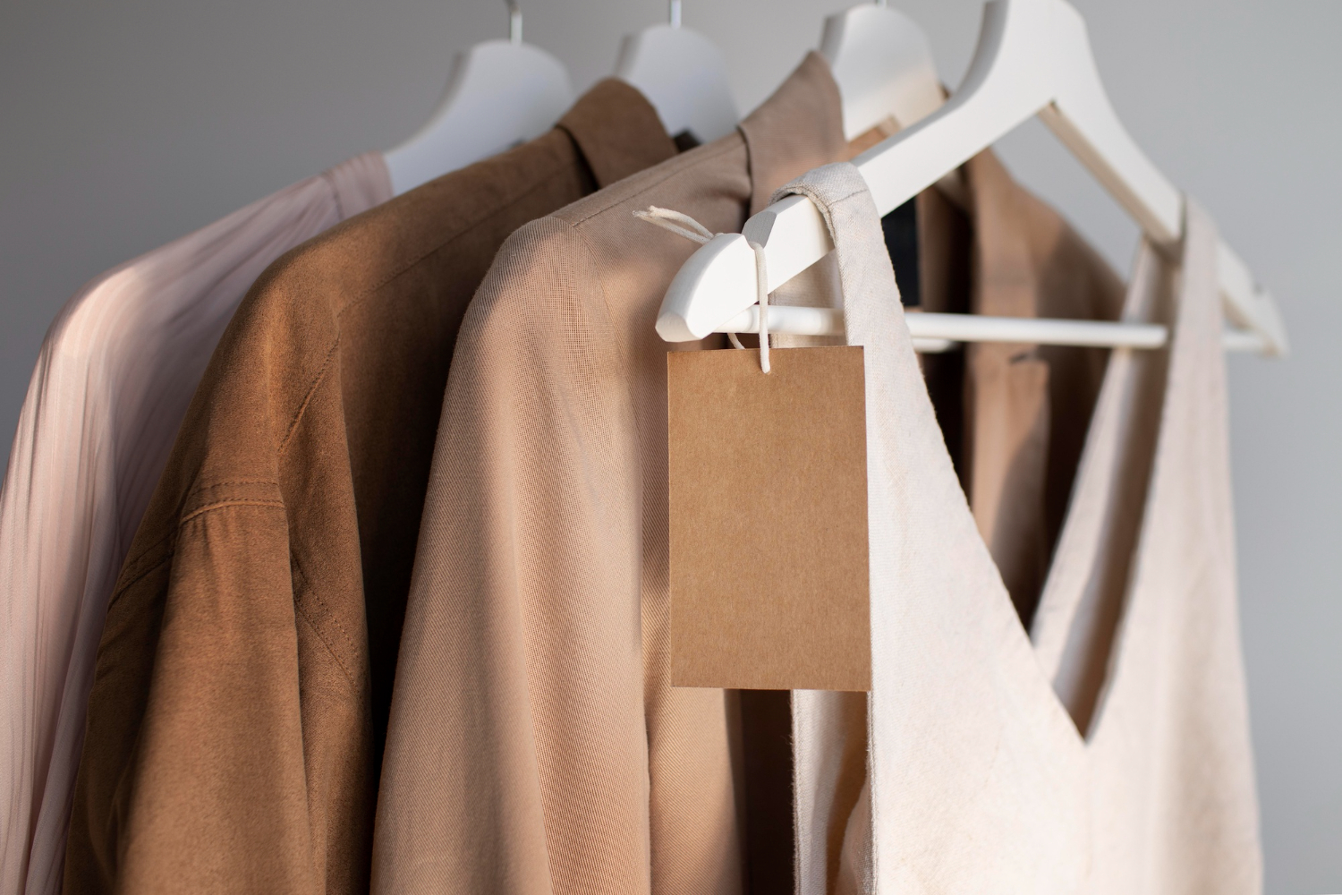Perchero con ropa representativa de la tienda Estrena Moda en Cartagena