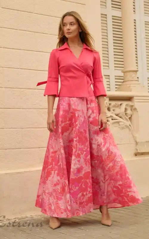 Conjunto de invitada con blusa coral cruzada y falda larga estampada de fiesta en Estrena Moda Cartagena.
