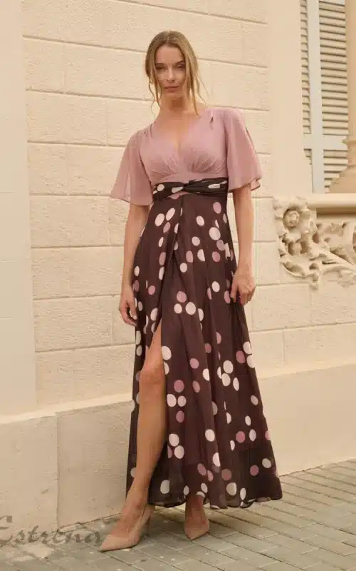 Mujer con vestido largo de fiesta con cuerpo rosa de manga corta y falda de lunares marrón para boda en Cartagena.