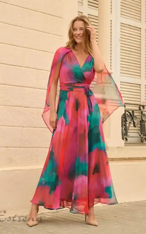 Vestido largo de fiesta estampado rosa y verde con capa para invitada de boda, de la tienda Estrena Moda en Cartagena, Murcia.