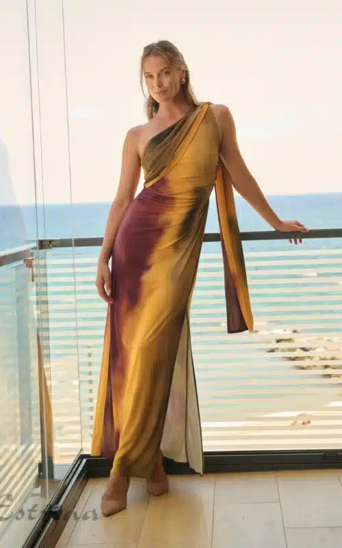 Vestido largo asimétrico degradado en tonos mostaza y burdeos para invitada de boda en Cartagena.