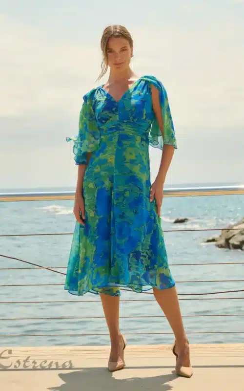 Vestido midi de fiesta estampado en tonos azul y verde para invitada de boda de la tienda Estrena Moda.