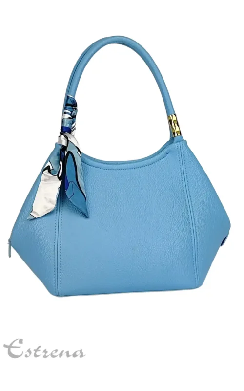 Bolso azul con pañuelo
