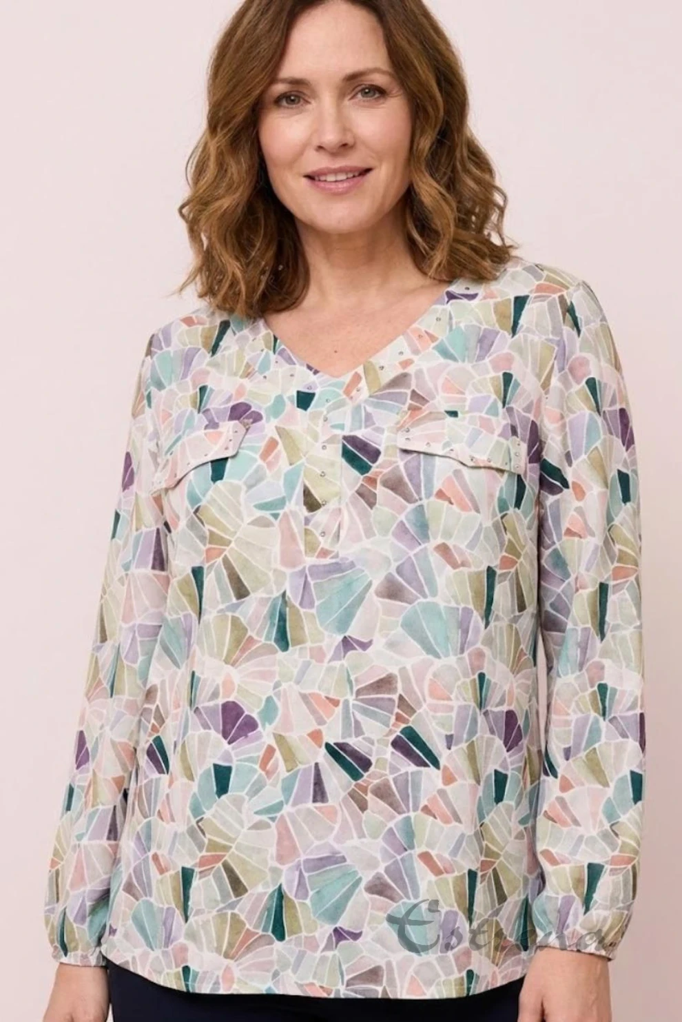 Blusa estampada con escote de pico