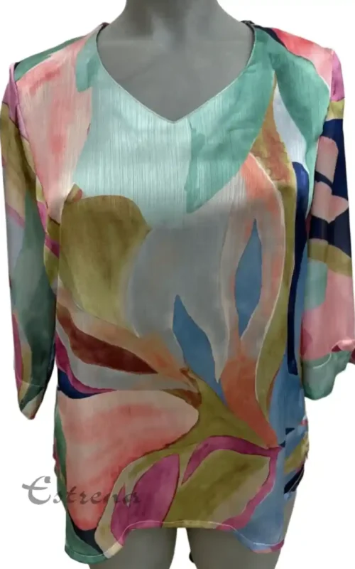 Blusa estampada con escote de pico