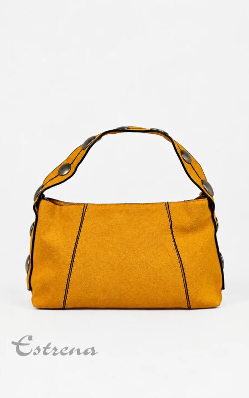 Bolso bandolera de ante color mostaza con bolsillo de cremallera y tachuelas oscuras de Estrena Moda.