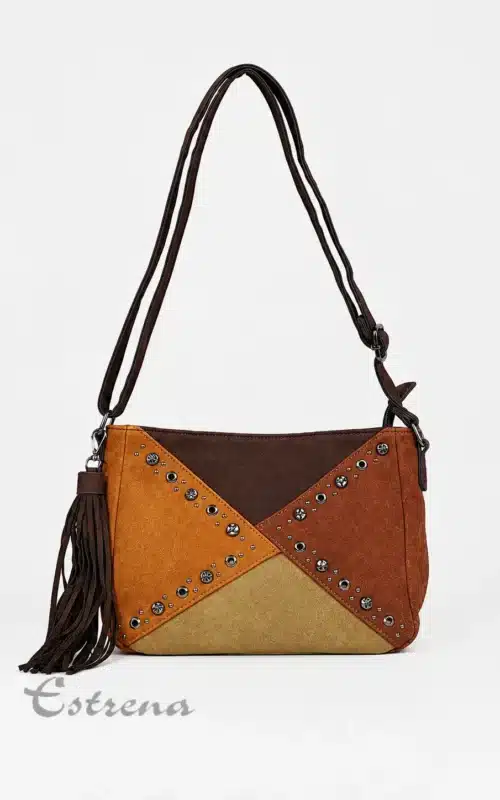Bolso bandolera de ante tricolor en tonos marrón, camel y beige con detalles de tachuelas y flecos de Estrena Moda.