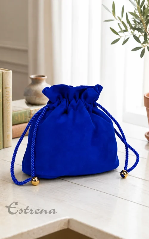 Bolso bombonera de fiesta en terciopelo azul eléctrico con cordones de ajuste y detalles dorados de Estrena Moda Cartagena.