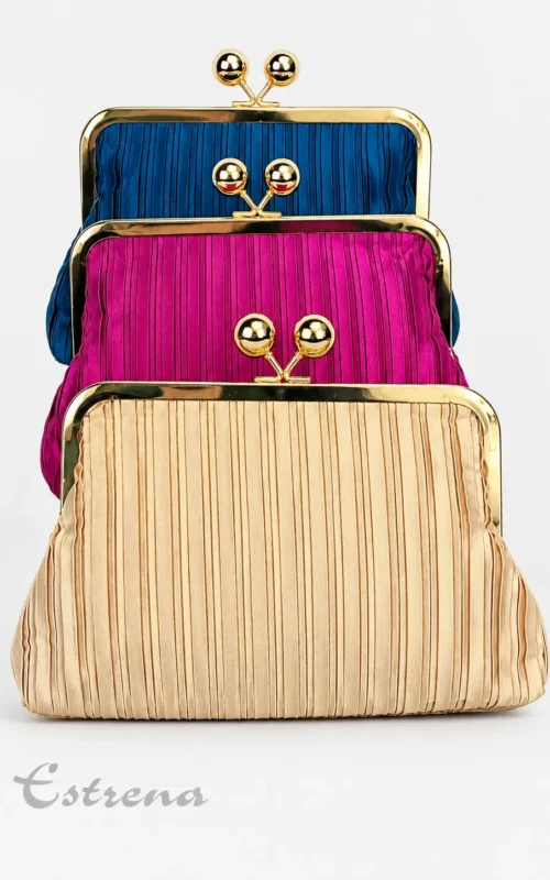 Tres bolsos de fiesta de tejido plisado en colores azul, fucsia y dorado, con boquillas metálicas de clip doradas.