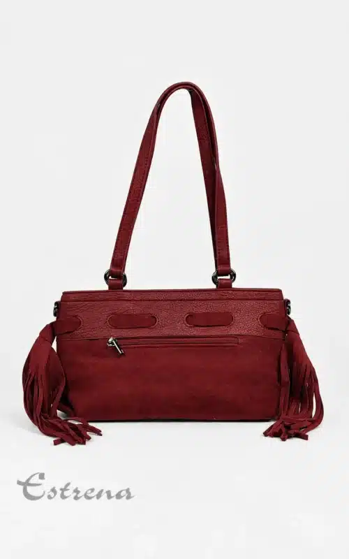 Bolso de hombro alargado color burdeos con solapa de piel, cuerpo de ante y flecos laterales de Estrena Moda sobre fondo blanco