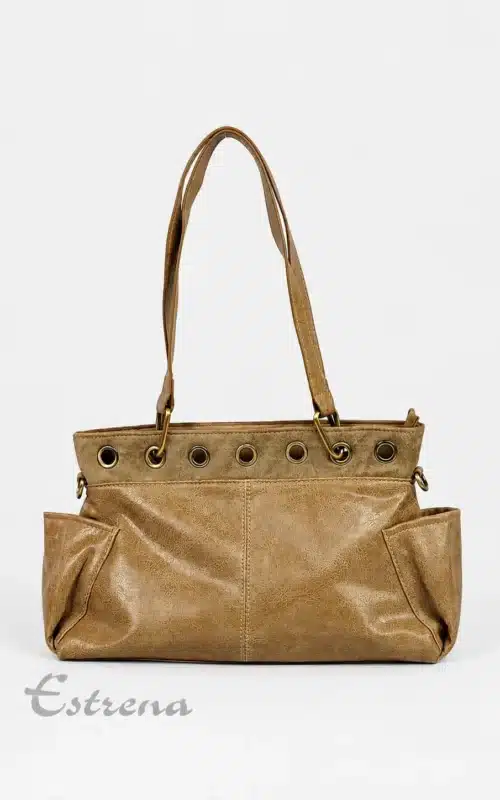Bolso de hombro color camel con bolsillos laterales, cremallera trasera y asas largas de Estrena Moda sobre fondo blanco