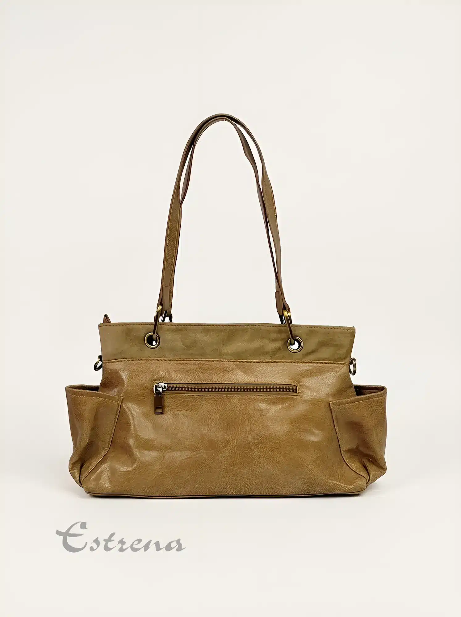 Bolso de hombro color camel con bolsillos laterales, cremallera trasera y asas largas de Estrena Moda sobre fondo blanco. Vista trasera
