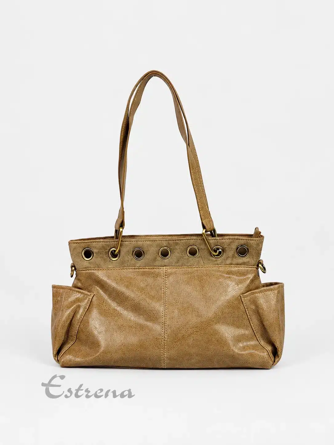 Bolso de hombro color camel con bolsillos laterales, cremallera trasera y asas largas de Estrena Moda sobre fondo blanco