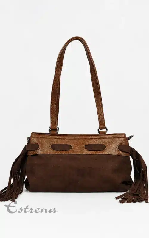 Bolso de hombro alargado color marrón con solapa de piel camel, cuerpo de ante y flecos laterales de Estrena Moda sobre fondo blanco