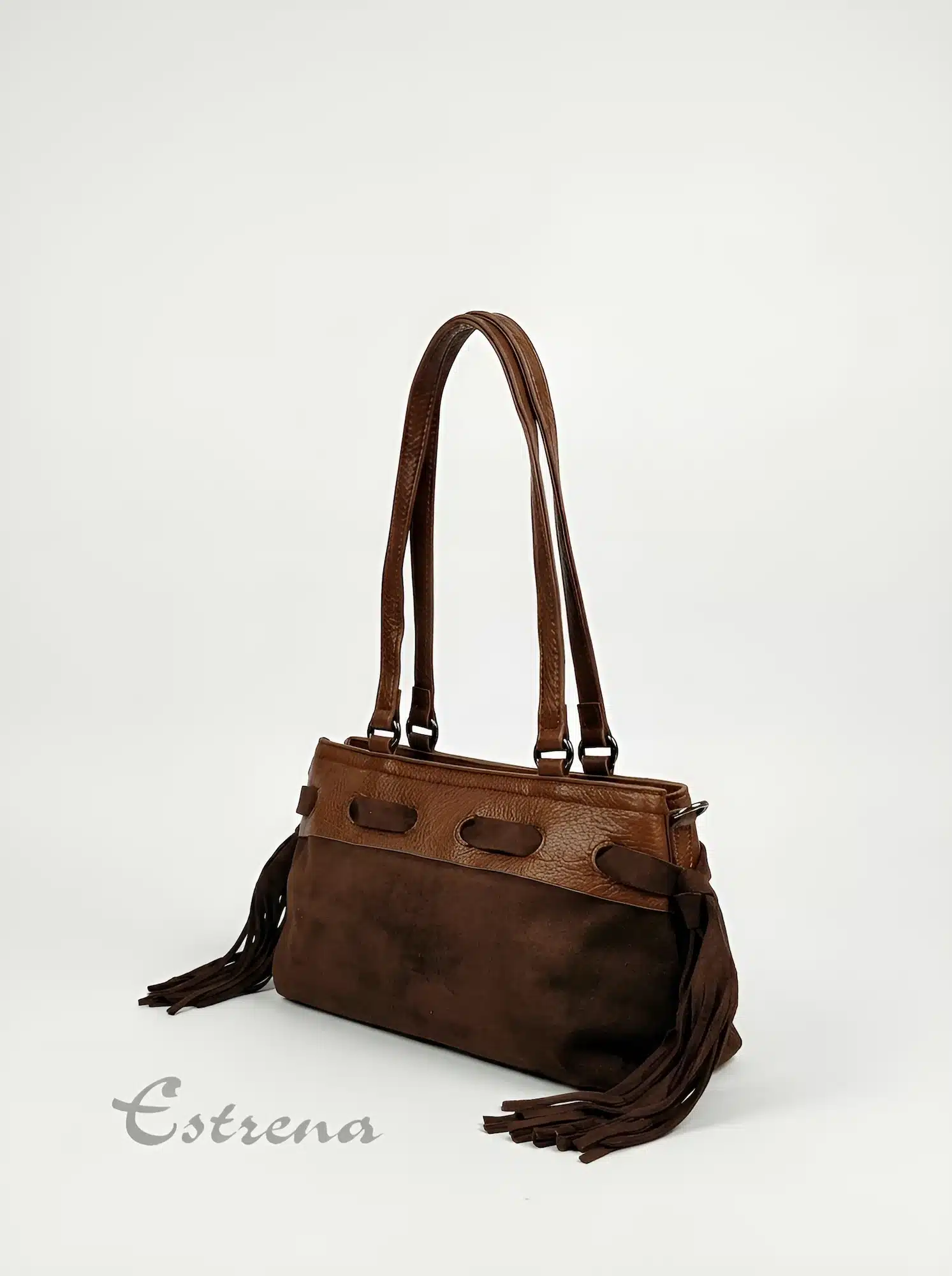 Bolso de hombro marrón alargado con flecos y texturas - Imagen 2