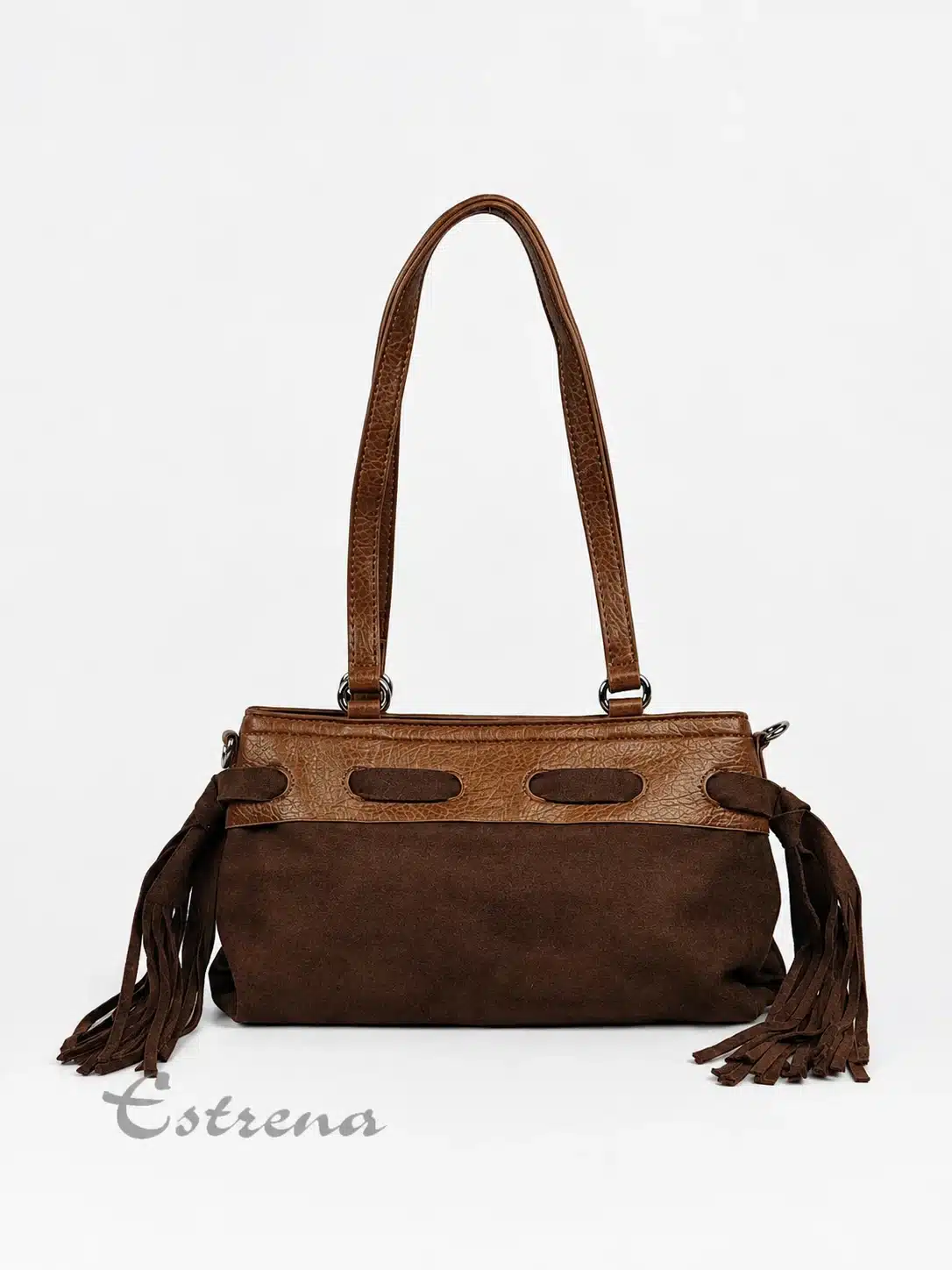 Bolso de hombro alargado color marrón con solapa de piel camel, cuerpo de ante y flecos laterales de Estrena Moda sobre fondo blanco