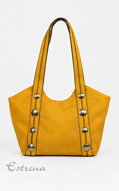 Bolso de hombro de ante color mostaza con tachuelas metálicas plateadas y asas largas de Estrena Moda sobre fondo blanco
