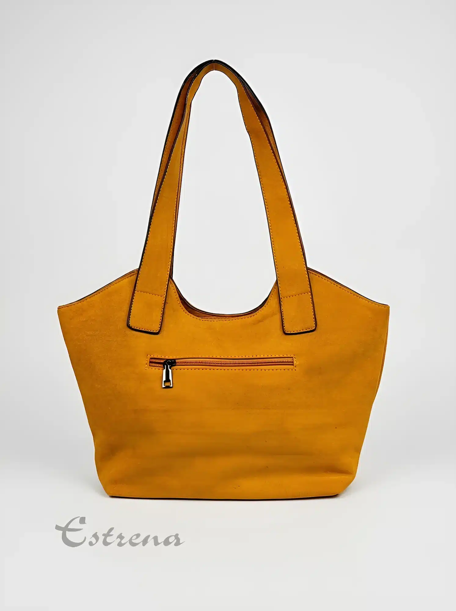 Bolso de hombro de ante color mostaza con tachuelas metálicas plateadas y asas largas de Estrena Moda sobre fondo blanco. Vista trasera