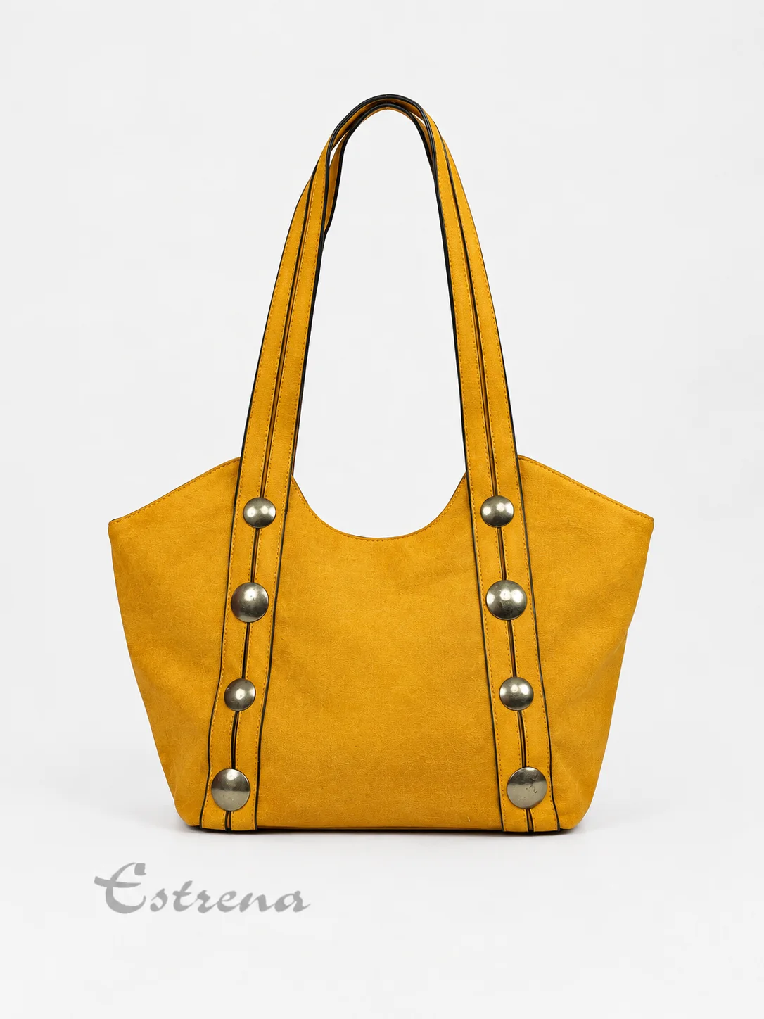 Bolso de hombro de ante color mostaza con tachuelas metálicas plateadas y asas largas de Estrena Moda sobre fondo blanco