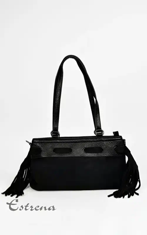 Bolso de hombro alargado color negro con solapa de piel, cuerpo de ante y flecos laterales de Estrena Moda sobre fondo blanco