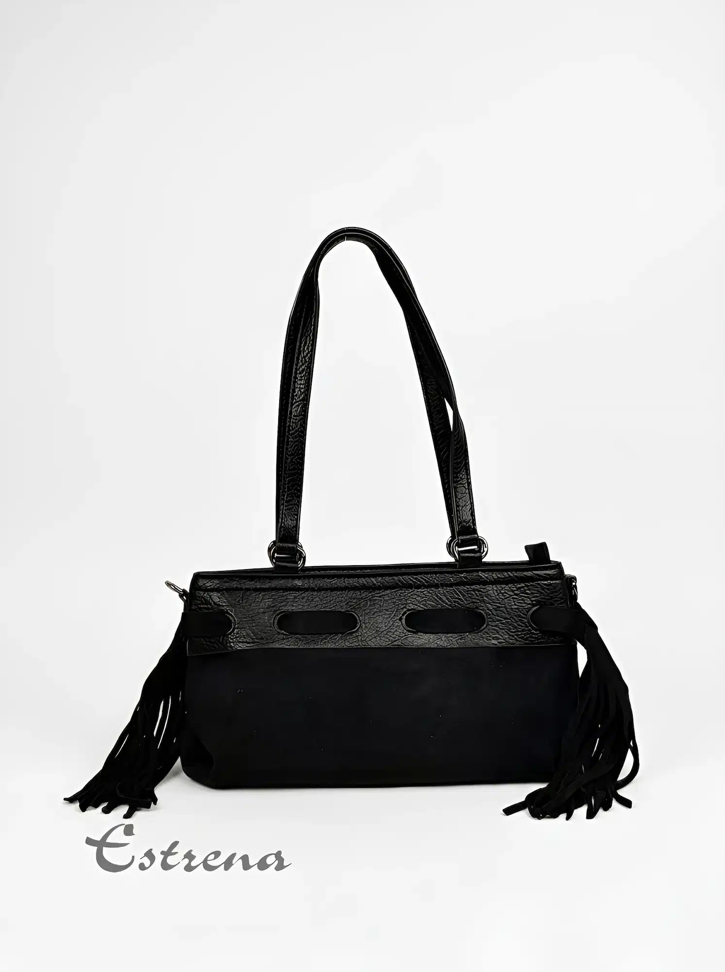 Bolso de hombro alargado color negro con solapa de piel, cuerpo de ante y flecos laterales de Estrena Moda sobre fondo blanco