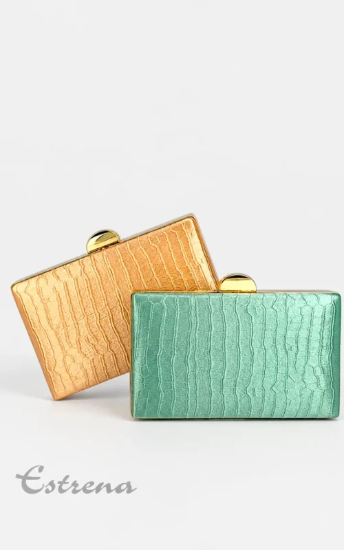 Dos bolsos clutch rígidos de fiesta con textura de cocodrilo metalizada en colores verde agua y cobre con broche dorado.