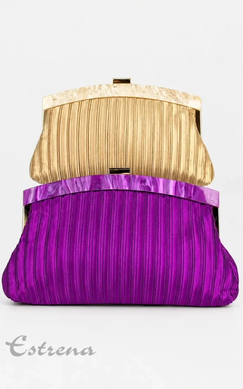Dos bolsos de fiesta plisados, uno morado y otro dorado, con broches superiores rígidos con efecto nácar jaspeado.