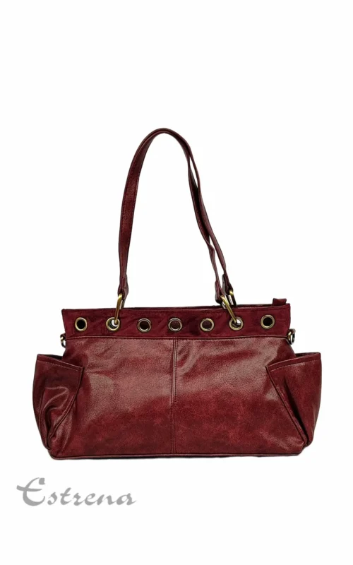 Bolso de hombro color burdeos con bolsillos laterales, cremallera trasera y asas largas de Estrena Moda sobre fondo blanco