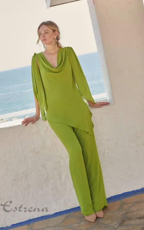 Mujer con conjunto de fiesta verde oliva con top de cuello desbocado y pantalón fluido para invitada en Cartagena.