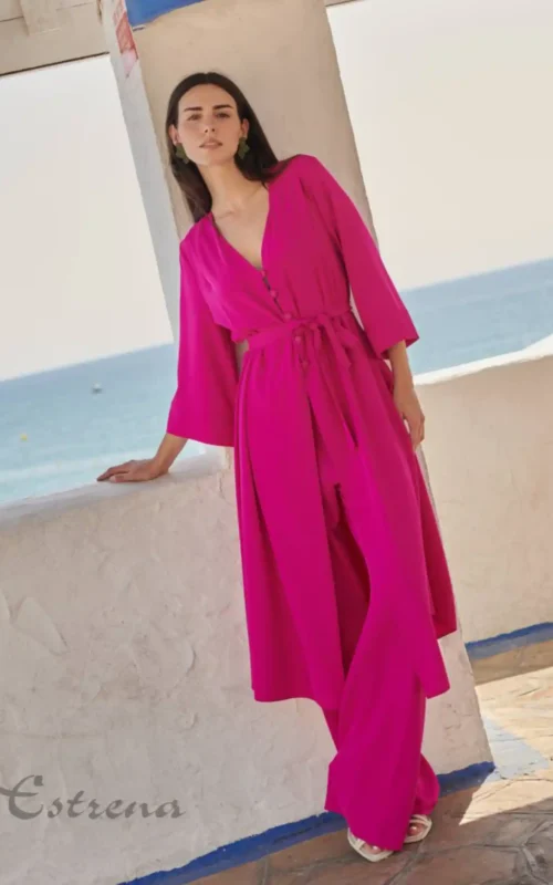 Conjunto de invitada fucsia con túnica larga abierta con botones y pantalón palazzo de fiesta en Estrena Moda Cartagena.