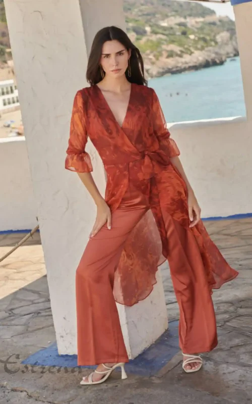 Modelo con conjunto teja de túnica estampada y pantalón satinado de invitada para boda o fiesta en Cartagena.