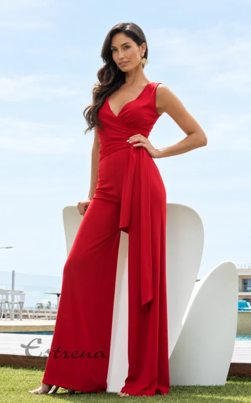 Mono de fiesta rojo con escote cruzado, sin mangas y detalle de lazo lateral en la cintura de Estrena Moda.