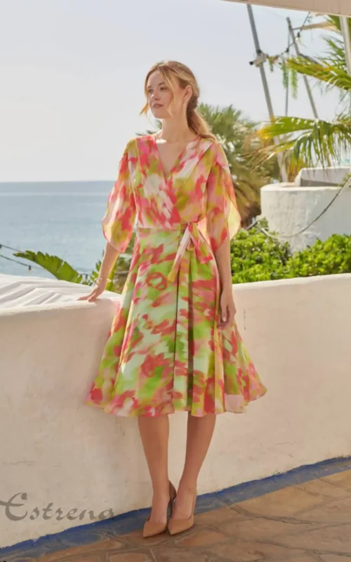 Vestido corto de fiesta cruzado con estampado rosa y verde para invitada de boda en Cartagena Estrena Moda.