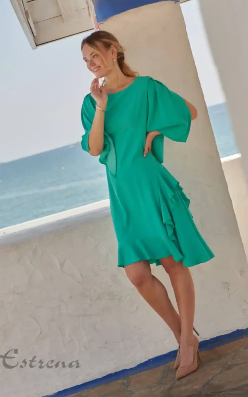 Modelo posando con vestido corto de fiesta verde para invitada de boda, de la tienda Estrena Moda en Cartagena.