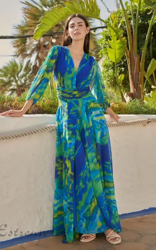 Modelo posando con vestido largo de fiesta azul y verde estampado para invitada de boda en la tienda Estrena Moda en Cartagena.