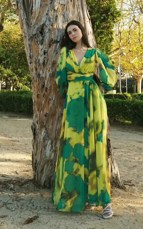 Vestido largo de fiesta estampado en tonos verde y amarillo con escote en pico para invitada de boda.
