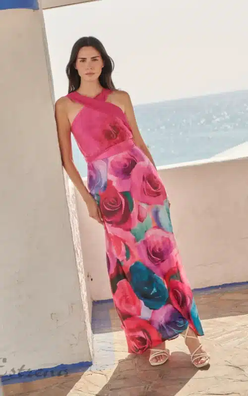 Vestido largo fucsia con estampado de rosas para invitada de boda de la tienda Estrena Moda en Cartagena Murcia