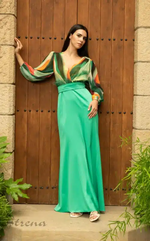 Vestido largo de fiesta combinado con falda satén verde y top estampado fluido para invitada de boda en Cartagena.