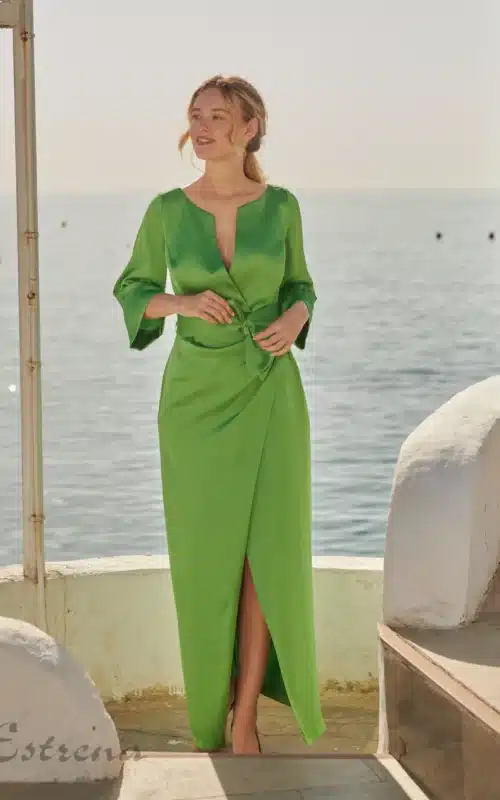 Vestido largo de fiesta verde satinado cruzado con nudo en la cintura para invitada de boda en Cartagena, Murcia.