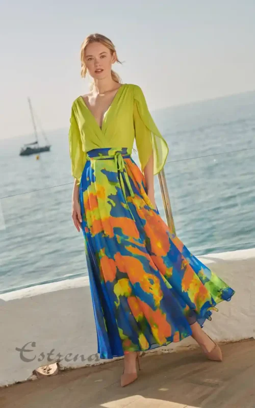 Vestido largo de fiesta para invitada de boda con cuerpo lima y falda fluida estampada en azul y naranja de Estrena Moda.