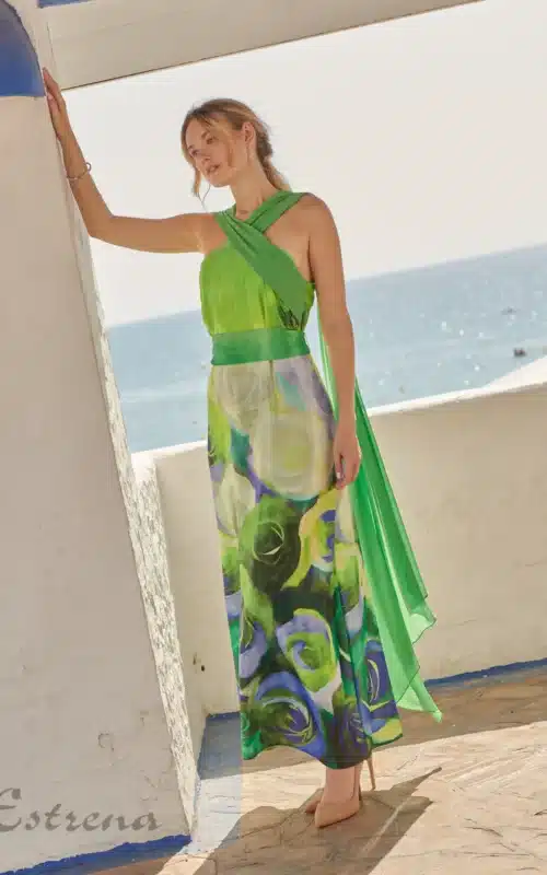Vestido largo de fiesta verde con estampado floral para invitada de boda de la tienda Estrena Moda en Cartagena Murcia.