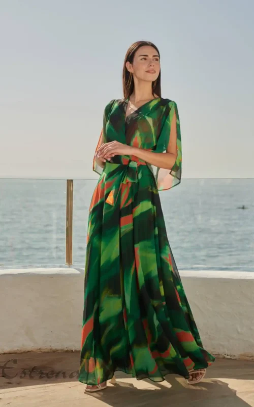 Vestido largo de fiesta vaporoso en gasa estampada verde con detalles naranja para invitada de boda.