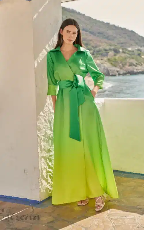 Vestido largo camisero de fiesta con falda fluida en tono verde degradado y cinturón ancho satinado anudado en lazo.
