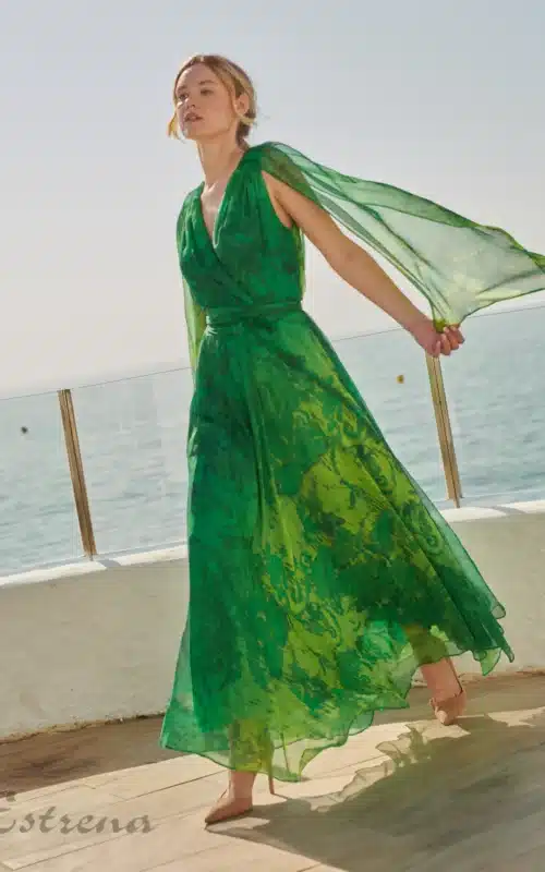 Vestido largo verde estampado con capa ligera para invitada de fiesta o boda de Estrena Moda en Cartagena, Murcia.