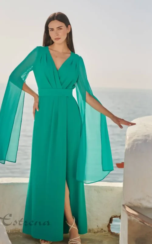 Vestido largo de fiesta verde con mangas abiertas tipo capa y escote cruzado para invitada de boda en Cartagena.