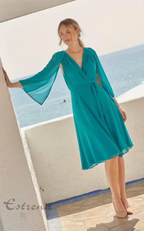 Vestido midi color azul turquesa con escote cruzado y mangas fluidas abiertas para invitada de fiesta en Estrena Moda.