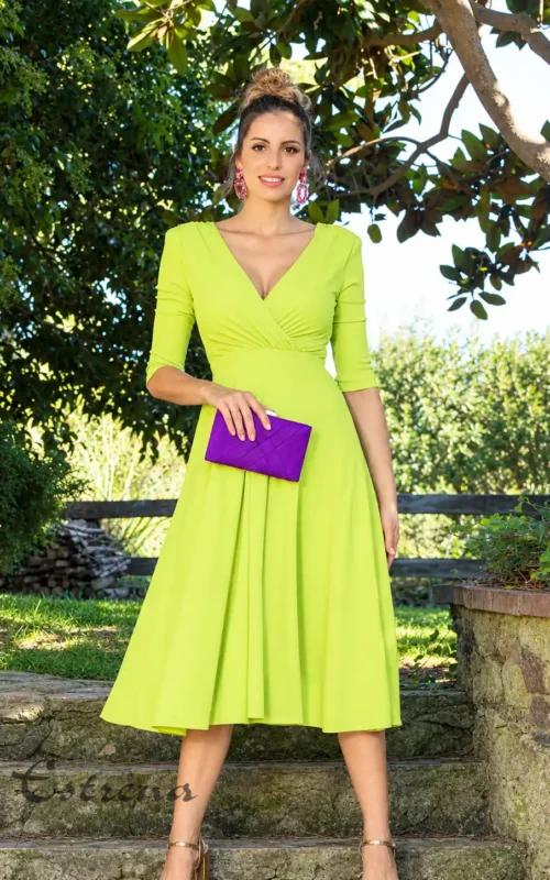 Mujer vistiendo vestido midi verde lima con escote en V y manga al codo de Estrena Moda.