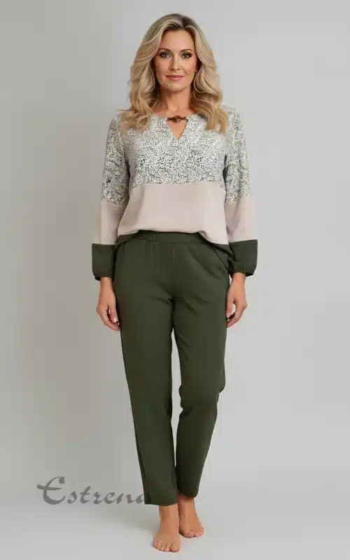 Mujer rubia posando con blusa de manga larga color block en tonos verde oliva y rosa con pantalón sastre a juego.