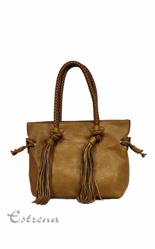 Vista frontal de un bolso color camel con asa corta trenzada y flecos largos colgantes de Estrena Moda sobre fondo blanco.